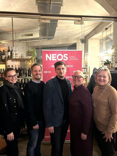Neos Bezirksteam. Viktoria Marik, Jörg Konrad, Paul Hirczy, Carola Zentara und Karin Heitzinger (v.l.) | Foto: Neos16
