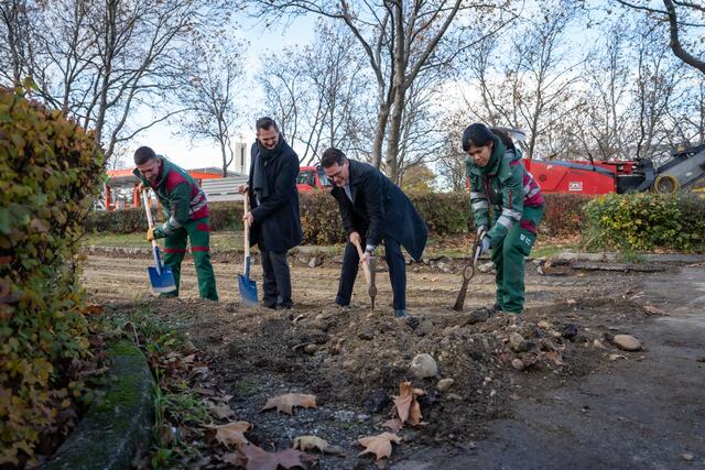 Klimastadtrat Jürgen Czernohorszky mit Bezirksvorsteher Marcus Franz (beide SPÖ) bei den Asphaltaufbrucharbeiten am Westparkplatz. | Foto: David Bohmann/PID