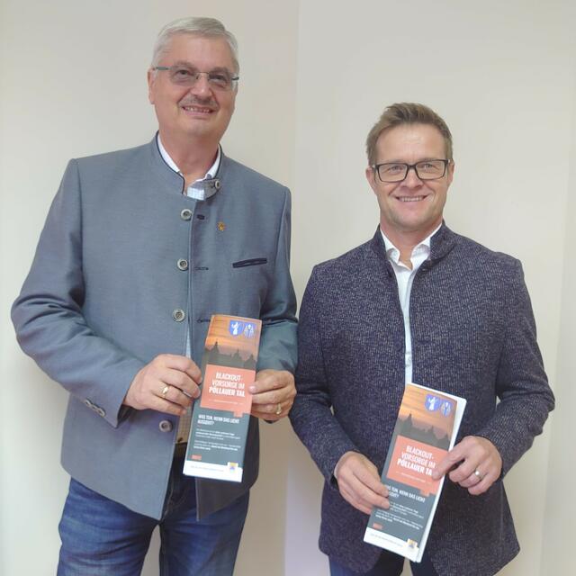 Die Bgm. Josef Pfeifer (Pöllau) und Gerald Klein (Pöllauberg) präsentieren den neuen Blackout-Vorsorge-Folder. | Foto: KLAR! Naturpark Pöllauer Tal