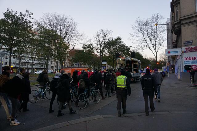 "Wir wollen das schöne Leben für alle und nicht nur für die die das Geld dafür haben", so eine LINKS-Aktivistin. | Foto: Ronja Reidinger