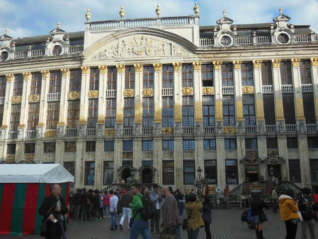 Grand Place: Ein großer Platz im Zentrum der Altstadt von Brüssel mit imposanten, verzierten und historischen Gebäuden, darunter auch das Rathaus. | Foto: Alexandra Goll