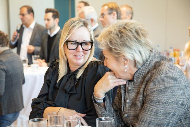 Intensive Diskussionen bei den Anwesenden. | Foto: Klaus Morgenstern