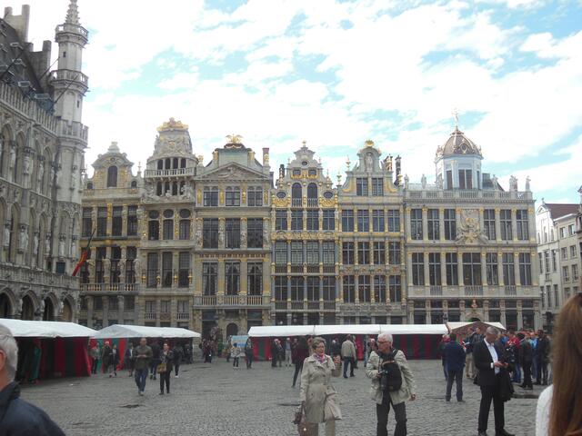 Grand Place: Ein großer Platz im Zentrum der Altstadt von Brüssel mit imposanten, verzierten und historischen Gebäuden, darunter auch das Rathaus. | Foto: Alexandra Goll