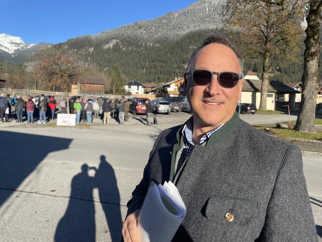 Bgm. Harald Schwarzenbrunner spricht sich namens der Gemeinde gegen das Projekt aus. | Foto: Reichel