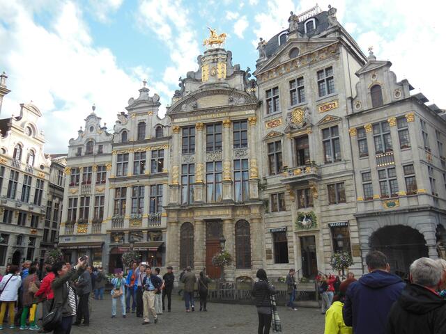 Grand Place: Ein großer Platz im Zentrum der Altstadt von Brüssel mit imposanten, verzierten und historischen Gebäuden, darunter auch das Rathaus. | Foto: Alexandra Goll