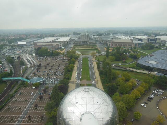 Der Blick vom Atomium auf Brüssel. | Foto: Alexandra Goll