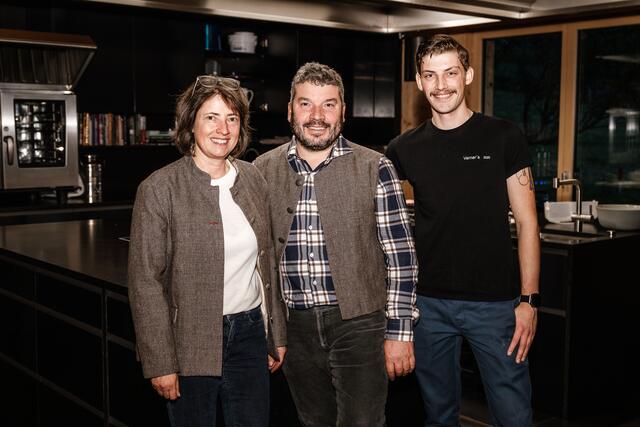 Die Gastgeberfamilie des Verner’s 2020: Doris und Harald Bitschnau mit Sohn Johannes | Foto: Michael Nussbaumer
