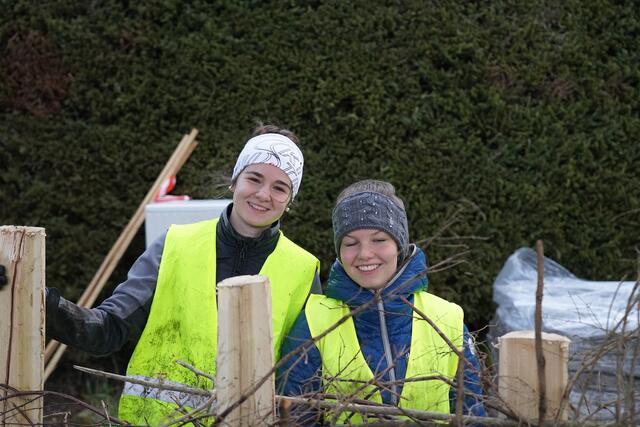 Die Schülerinnen Eva-Maria Bachler (l.) und Theresa Modes von der HBLA Ursprung zeigen, wie die Energiewende auch im Einklang mit Natur- und Artenschutz funktionieren kann. | Foto: HBLA Ursprung