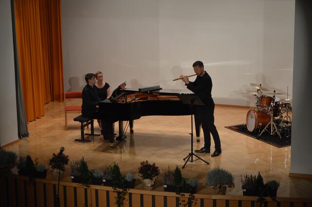 Christoph Traxler (Klavier) und Karl-Heinz Schütz gestalteten den ersten Teil des Konzertes. | Foto: Siegele