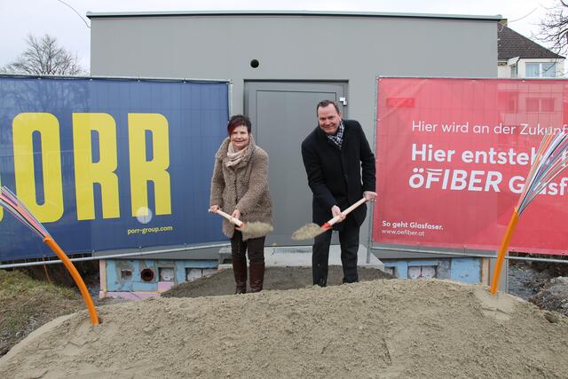 Bürgermeisterin Elisabeth Höfle und öGIG-Vertriebsleiter Michael Reutterer beim Spatenstich. | Foto: BRS