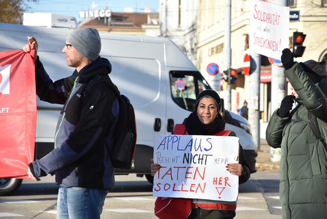 "Uns geht es einfach darum, dass wir für unsere schwere Arbeit faire Entlohnung brauchen", so ein Angestellter bei der Aktion. | Foto: Foto: Philippa Kaufmann/RMW