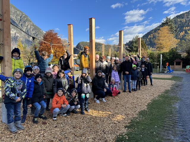  Zwei Klassen der Volksschule Zams waren gemeinsam mit der Gemeindevertretung die ersten Besucher des neuen Spielplatzes. | Foto: Gemeinde Zams