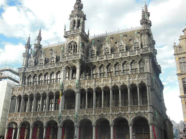 Grand Place: Ein großer Platz im Zentrum der Altstadt von Brüssel mit imposanten, verzierten und historischen Gebäuden, darunter auch das Rathaus. | Foto: Alexandra Goll