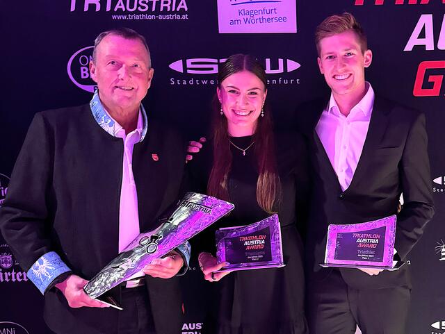 Einzigartige Unikate von der Firma Metallbau Freisinger aus Niederndorf. 
Präsident Julius Skamen mit der Siegertrophäe von Gewinner Luis Knabl, Tabea Huys und Tjebbe Kaindl der Triathlon Austria Gala 2023 im Wiener Palais Wertheim | Foto: Julius Skamen