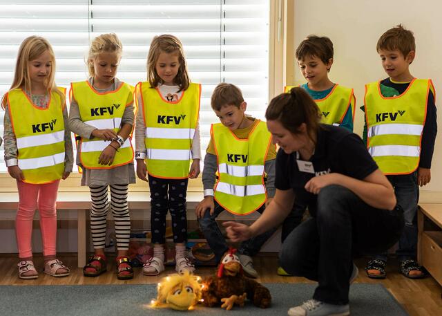 Ziel der Aktion "Glühwürmchen" ist es, dass das Gelernte von den Kindern im Alltag umgesetzt
wird und sich so stark im Bewusstsein verankert, dass die Tipps und Hinweise bis ins Jugend- und
Erwachsenenalter präsent bleiben. | Foto: KFV/APA-Fotoservice/Greindl