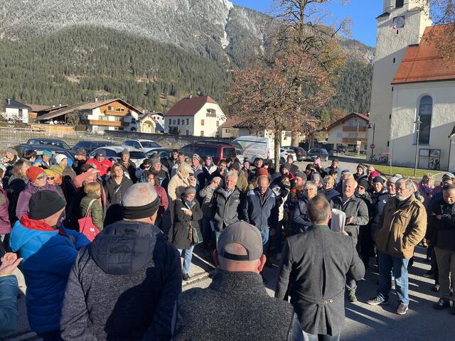 Rund 150 Bürgerinnen und Bürger versammelten sich nahe dem Gemeindeamt um ihrem Unmut Luft zu machen. | Foto: Reichel