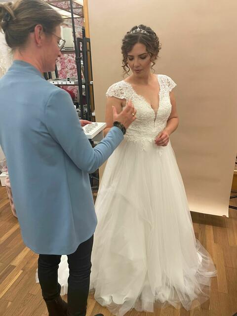 Auch der passende Brautschmuck konnte anprobiert werden. | Foto: Brautmoden Christine