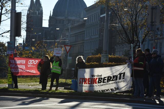 "Weitere Maßnahmen – inklusive Streik“ sind geplant, sollte es bei der nächsten Verhandlungsrunde am 27. November keinen Abschluss geben. | Foto: Foto: Philippa Kaufmann/RMW