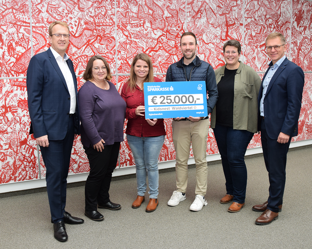 Vorstandsvorsitzender-Stellvertreter Waldviertler Sparkasse Bank AG Peter Hochleitner, Rebecca Haselbacher, Sylvia Schwarzinger, fachlicher Leiter von Kidsnest Waldviertel Thomas Graf, Silvia Preisinger, Vorstandsvorsitzender Waldviertler
Sparkasse Bank AG Johannes Scheidl (v.l.). | Foto: WSPK