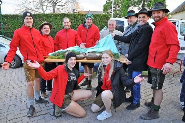 1.Foto die Jungwinzer mit der Blunzn Grabner Peter,Herzog Georg,Franz Dorner,Herzog Bernd,Helmut Grabner-Leitner,Christoph Herzog,Mathias Karner,Josef Herzog,Mädls Lisa Grabner- Leitner und Isabella Karner | Foto: Helga Nitsche