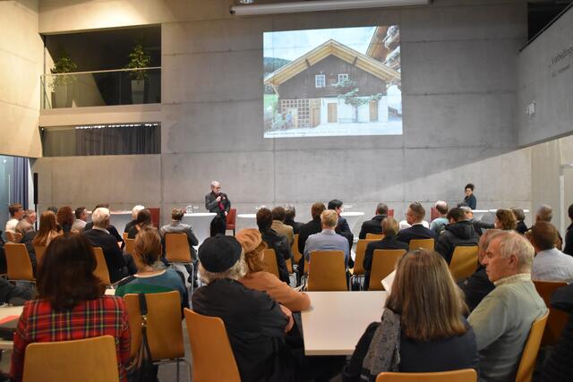 Am Donnerstag, den 23. November fand in der Aula der Fachhochschule Kufstein die Eröffnung der Ausstellung rund um neues Bauen in Tirol statt. | Foto: Barbara Fluckinger