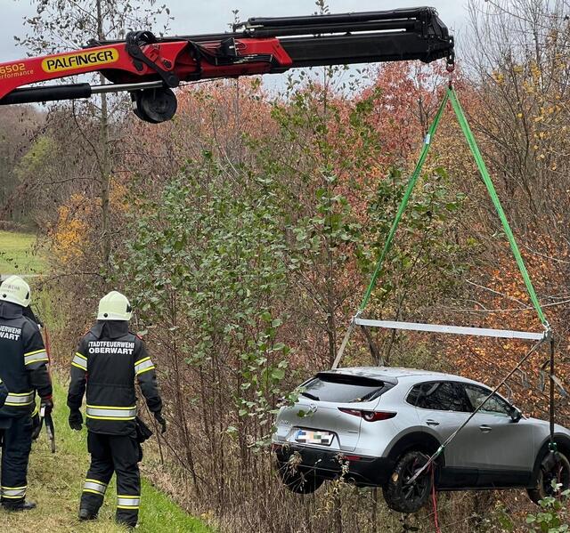 Die Stadtfeuerwehr Oberwart hievte das Unfallauto aus dem Graben. | Foto: Stadtfeuerwehr Oberwart