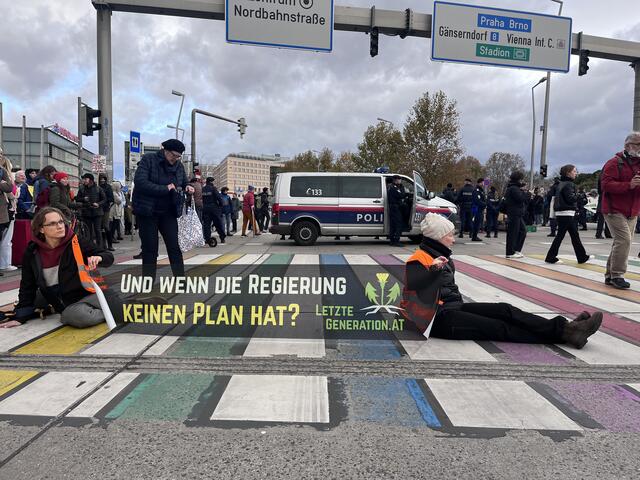 "Und wenn die Regierung keinen Plan hat?" fragt man sich am Freitagnachmittag beim Praterstern. | Foto: Letzte Generation (AT)