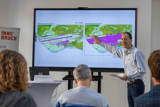 Gernot Schwendinger-Rottmar vom Referat GIS erklärt, dass sich die Fläche am Flughafen nicht mehr versiegelt hat, es fand nur eine Neudefinition der umliegenden Grünflächen in Betriebsflächen statt.  | Foto: IKM