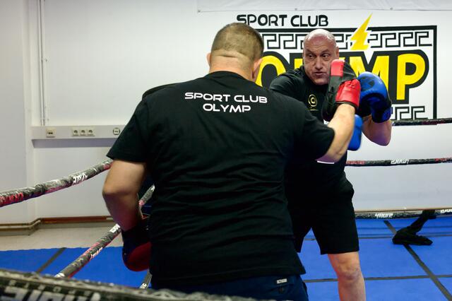 Mit Wachzimmer Ottakring erlangte Abteilungsinspektor Christian K. auf ATV Berühmtheit. Heute arbeitet der 47-Jährige im Innenministerium und kommt gerne zum Boxen nach Ternitz. 