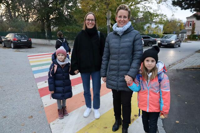 Der neuen Regenbogen Zebrastreifen: Verkehrsplanerin Rita Leimer und STRin Sandra Akranidis-Knotzer mit Romy und Helena.

  | Foto: Stadtgemeinde Traiskirchen