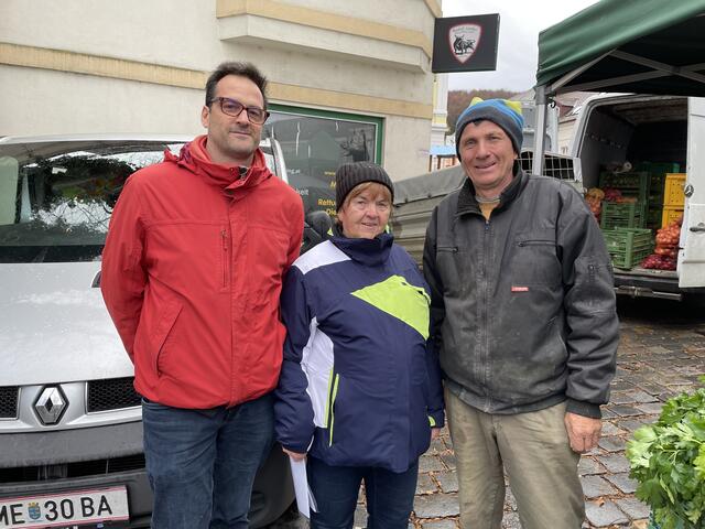 Johann Haninger (r.) bringt jede Woche Gemüse. Inge Haas sorgt für die Organisation des Marktes, Nikolaj Hlavka für die Infrastruktur. | Foto: Marlene Trenker