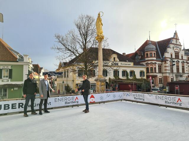 Bgm. Marcus Martschitsch, Stadtwerke-Geschäftsführer Christoph Ehrenhöfer und Martin Kröpfl eröffneten den Eislaufzauber am Hauptplatz. | Foto: Stadtgemeinde Hartberg