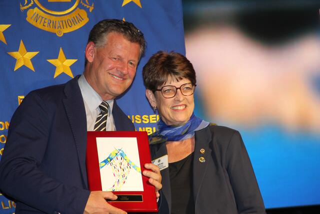 Bürgermeister Christian Scheider würde von IP Patti Hill lionistisch geehrt.  | Foto: Lions/KK