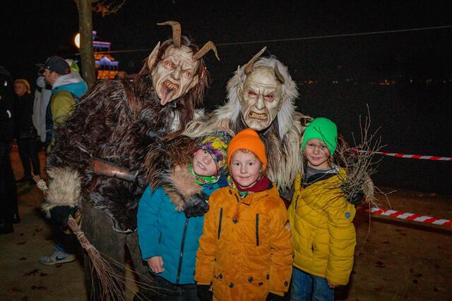 Krampusse zum Anfassen: So hatten sogar die Kleinsten keine Angst vor den Gesellen.
