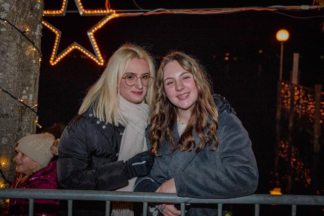 Zoe und Jasmin fühlten sich hinter der Absperrung sicher vor den Krampussen.