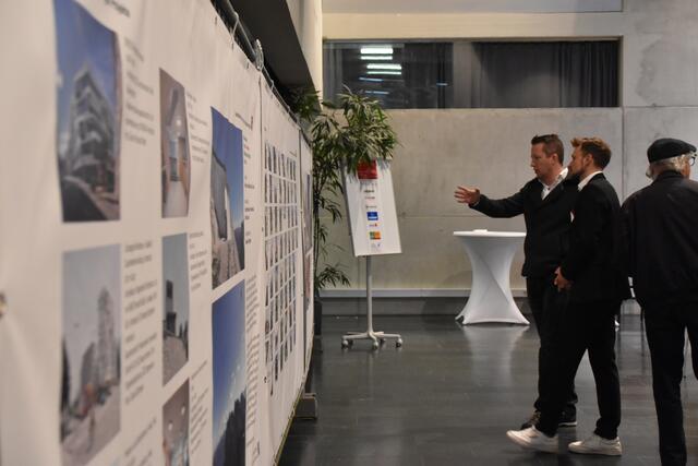 Die Besucher konnten schon am Donnerstag einen Blick auf die ausgestellten Siegerprojekte werfen. | Foto: Barbara Fluckinger