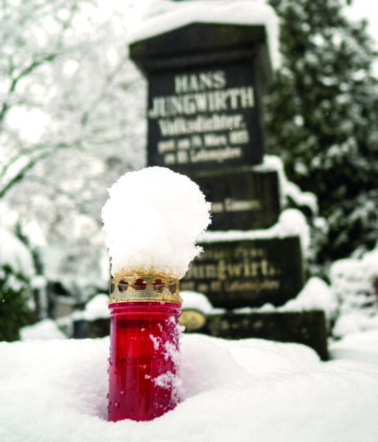 Kerze im Schnee am Friedhof  | Foto: St. Barbara Friedhof / Clemens Frauscher