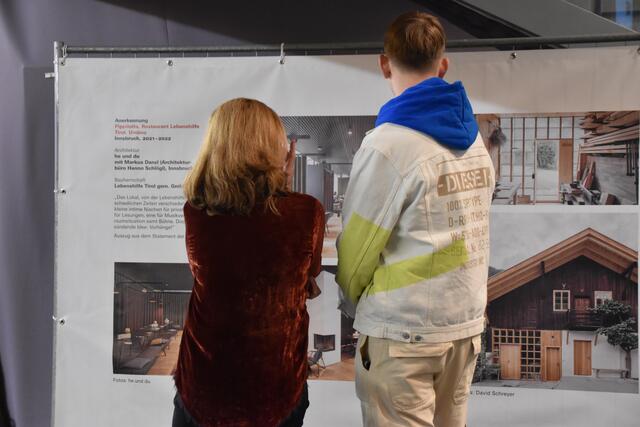 Noch bis 4. Dezember ist die Ausstellung zu sehen – das dann am Oberen Stadtplatz in Kufstein.  | Foto: Barbara Fluckinger