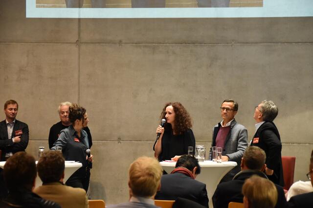 Veronika König (Vorstand Verein "aut. architektur und tirol") betonte, dass beinahe alle ausgezeichneten Bauten Transformationsprojekte waren. | Foto: Barbara Fluckinger