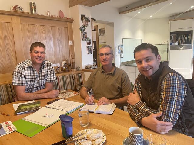 Die Forst- und Landwirte Hubert Kamsker und Hans Schalk bei einen Besprechung mit Karl Kaltenbrunner von der Nahwärme Stanz, der dem Team mit seiner Expertise zur Seite steht.  | Foto: Koidl