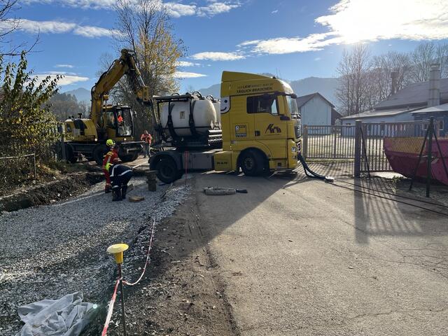 Bergung in Krieglach: LKW mit 5.000 Liter Schwefelsäure von Fahrbahn ...