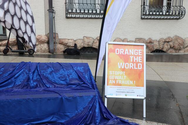 Im Zeitraum der Kampagne "Orange the World" werden weltweit Gebäude und Monumente orange beleuchtet, um ein Zeichen gegen geschlechtsspezifische Gewalt zu setzen.  | Foto: Nimpf