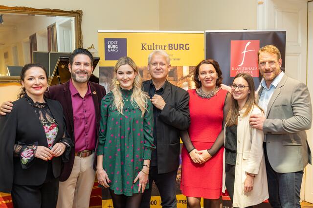 Susanna Chakhoian, Clemens Unterreiner (Intendant), Miriam Kutrowatz, Eduard Kutrowatz, Alexandra Goloubitskaia, Bianca Erlinger (Geschäftsführerin), Günther Groissböck (v. l.).
  | Foto: Alexander Ch.Wulz