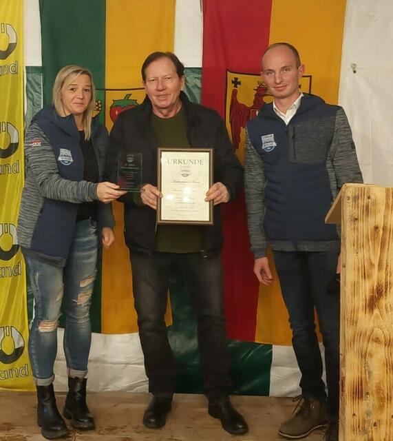 Präsident Lukas Weghofer und seine Stellvertreterin Karind Karner überreichten Bürgermeister Matthias Weghofer für langjährige Unterstützung der Marktgemeinde Wiesen eine Anerkennungsurkunde  | Foto: Marktgemeinde Wiesen