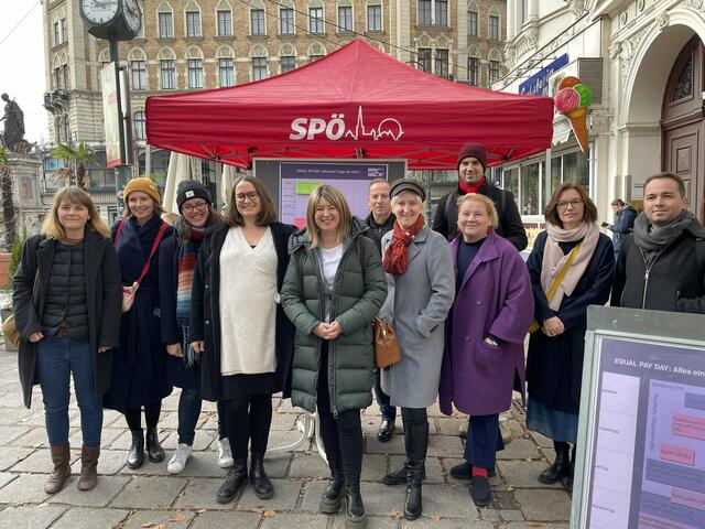 Kürzlich versammelten sich die Frauen der Wiener SPÖ am Margaretenplatz, um auf den Equal Pay Day aufmerksam zu machen. | Foto: Tamara Wendtner