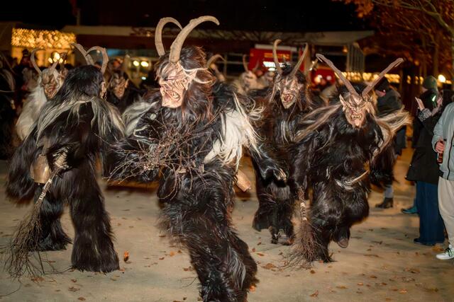 Wild trieben es die Krampusse der 18 teilnehmenden Gruppen beim Krampusumzug in Pörtschach.