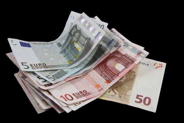 Die Gehälter der Landesbediensteten erhöhen sich um mindestens 9,15 Prozent, gestaffelt nach Gehaltsstufen aber zumindest um 192 Euro..  | Foto: Pixabay/WolfBlur (Symbolbild)