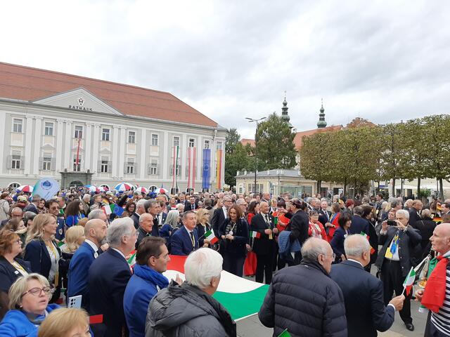 Lions aus 53 Nationen, eröffnen am Neuen Platz ihr Europaforum.  | Foto: Tiefling/KK