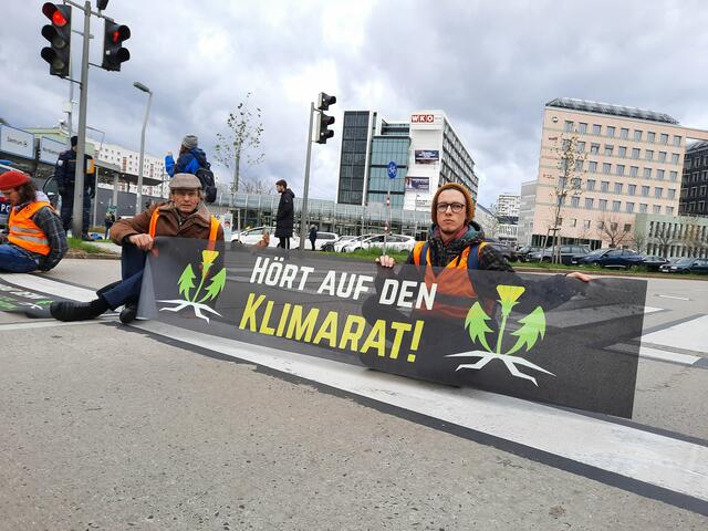 Am Freitagnachmittag protestiert die "Letzte Generation" beim Praterstern. | Foto: Letzte Generation (AT)