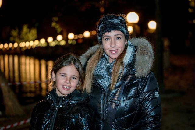 Keine Angst vor den Krampussen hatten Romy (9) und Petra aus Velden.